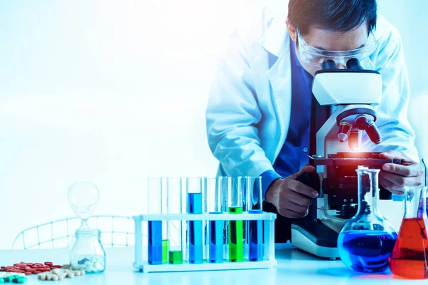 Cientista que trabalha em laboratório farmacêutico . — Fotografia de Stock