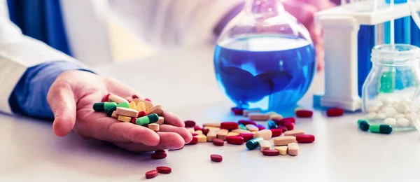 Pastillas de medicamentos y tabletas en el laboratorio de investigación . — Foto de Stock