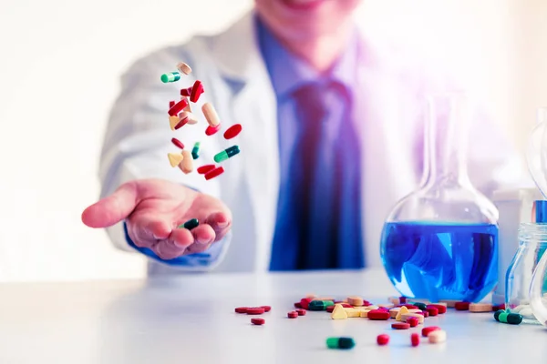 Medycyna pigułki i tabletki w laboratorium badawczym. — Zdjęcie stockowe