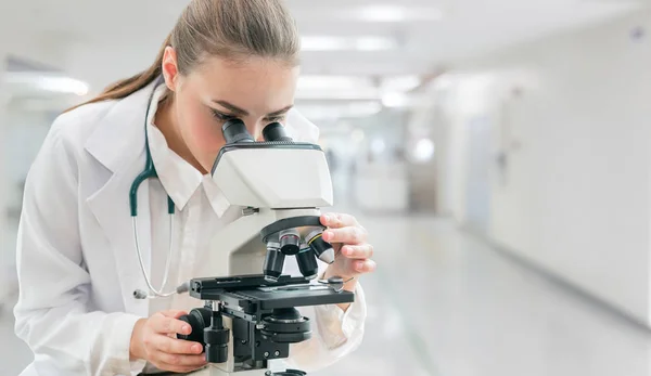 Vetenskapsman forskare använder Mikroskop i laboratorium — Stockfoto