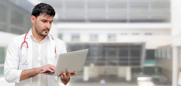 Médico usando computador portátil no hospital. — Fotografia de Stock