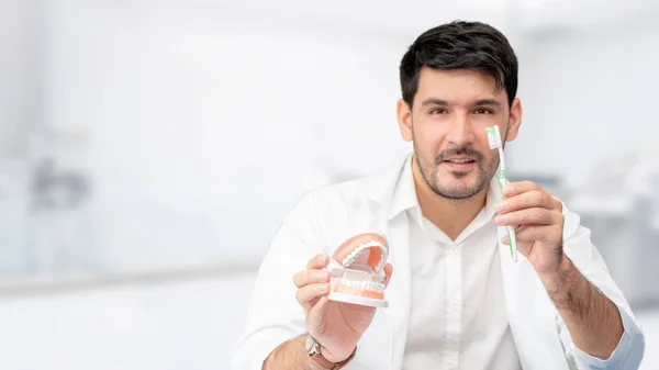 Dentista con cepillo de dientes, enfoque en el cepillo de dientes . —  Fotos de Stock