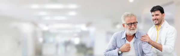 Médico revisando la salud del paciente en el hospital . —  Fotos de Stock