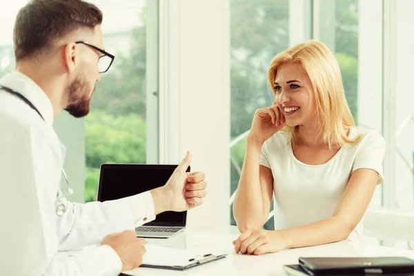 Manlig läkare och kvinnlig patient på sjukhusets kontor — Stockfoto