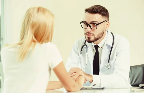 Medico maschile e paziente femminile in ospedale ufficio — Foto Stock