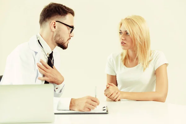 Male Doctor and Female Patient in Hospital Office — Stock Photo, Image