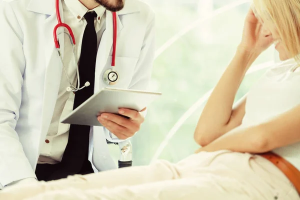 Médecin et patiente dans le bureau de l'hôpital — Photo