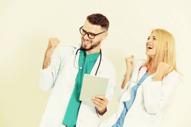 Mutlu genç doktorlar başarı sağlık tedavi kutlamak.