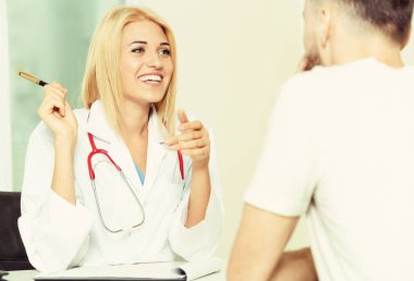 Kadın Doktor ve Erkek Hasta Hastane Ofisinde