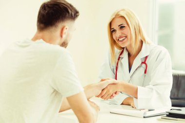 Doktor hastanede hasta ile el sıkışmak.