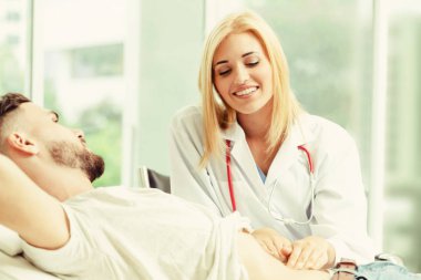 Kadın Doktor ve Erkek Hasta Hastane Ofisinde