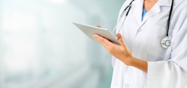 Hastanede tablet bilgisayar kullanan bir doktor..