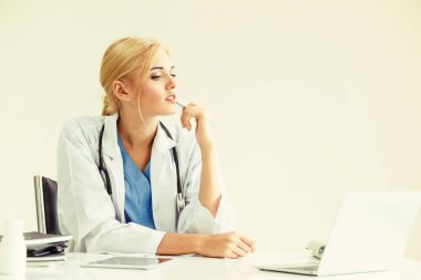 Hastanede tıbbi rapor üzerinde çalışan doktor.