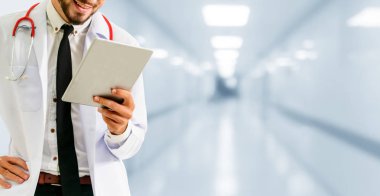 Hastanede tablet bilgisayar kullanan bir doktor..