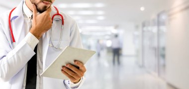 Hastanede tablet bilgisayar kullanan bir doktor..