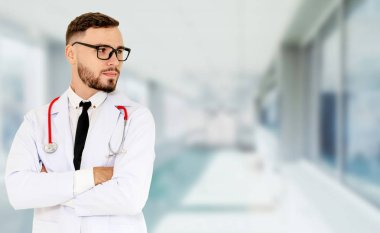 Hastanede çalışan genç erkek doktor..