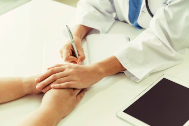 Kadın Doktor ve Kadın Hasta Hastane Ofisinde