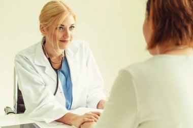 Kadın Doktor ve Kadın Hasta Hastane Ofisinde