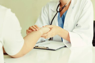 Kadın Doktor ve Kadın Hasta Hastane Ofisinde