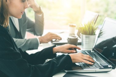 İşadamı ve işkadını ofiste çalışıyor..