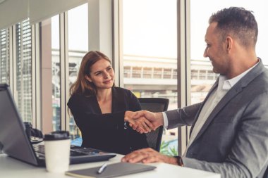 İş adamı tokalaşması ofiste iş kadını.