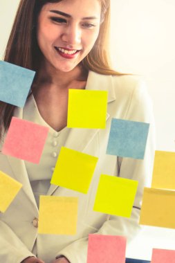 Yaratıcı fikirler düşünen mutlu genç kadın.