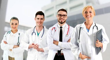 Doktor diğer doktorlar ile hastanede çalışıyor.