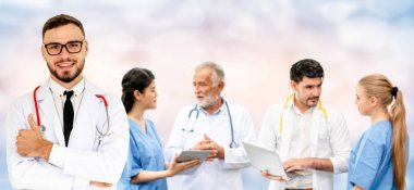 Doktor diğer doktorlar ile hastanede çalışıyor.