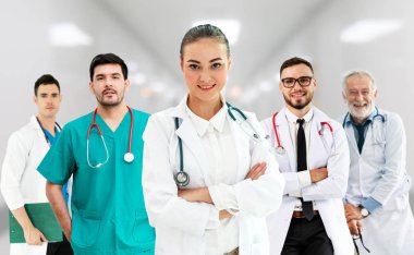 Doktor diğer doktorlar ile hastanede çalışıyor.