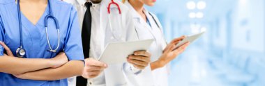 Doktor diğer doktorlar ile hastanede çalışıyor.