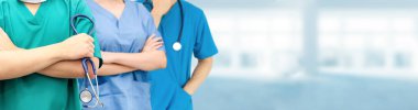 Doktor diğer doktorlar ile hastanede çalışıyor.