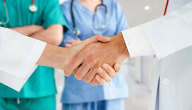 Doktor diğer doktorlar ile hastanede çalışıyor.