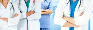 Doktor diğer doktorlar ile hastanede çalışıyor.