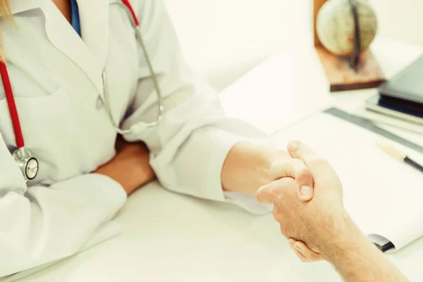 Médico y paciente masculino en la oficina del hospital — Foto de Stock