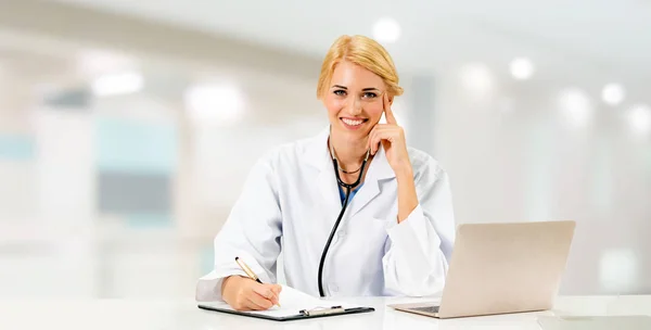 Doctor usando computadora portátil en el hospital. — Foto de Stock