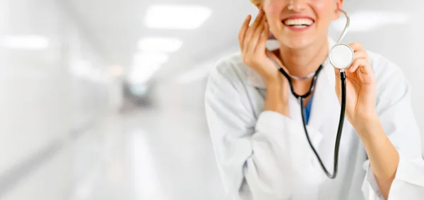 Doctora que trabaja en el consultorio del hospital. —  Fotos de Stock