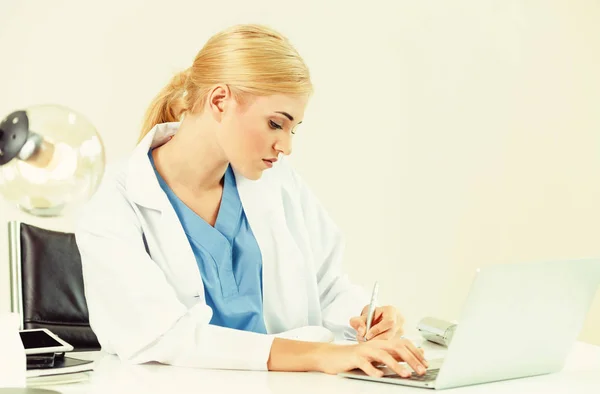 Médico en el hospital trabajando en informe médico . — Foto de Stock