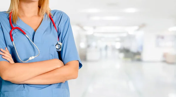 Mulher médica que trabalha no consultório do hospital. — Fotografia de Stock