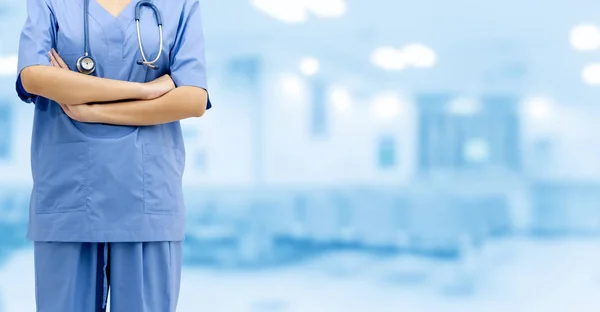 Arzt oder Krankenschwester im Krankenhaus. Medizinische Versorgung. — Stockfoto