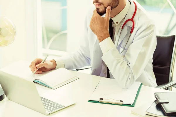 Médico trabajando en el hospital ordenador portátil . — Foto de Stock