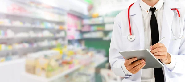 Farmacéutico que usa tableta en farmacia . — Foto de Stock