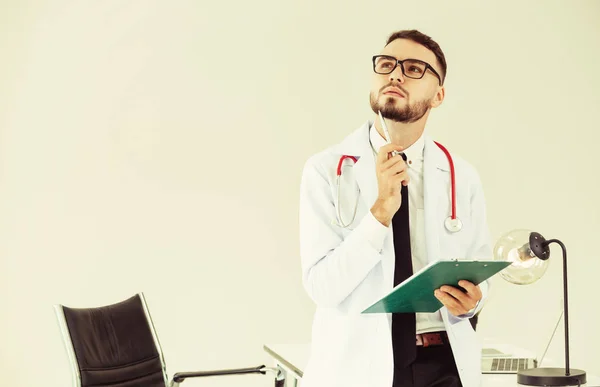 Dokter die patiënten gezondheid bestand in het ziekenhuis. — Stockfoto