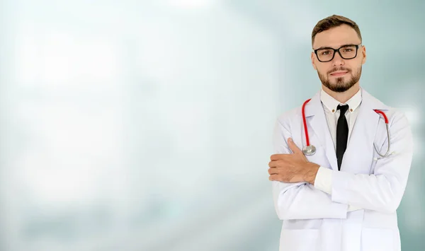 Hastanede çalışan genç erkek doktor.. — Stok fotoğraf