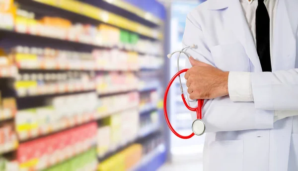 Farmacêutico masculino que trabalha na farmácia. — Fotografia de Stock