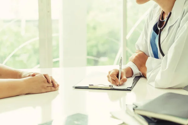 Donna medico e paziente femminile in ospedale ufficio — Foto Stock