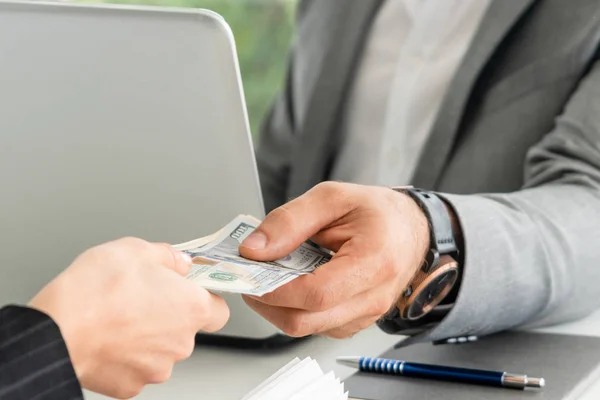 Transferencia de dinero de mano en mano . —  Fotos de Stock