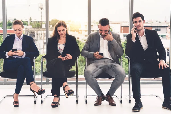 Geschäftsfrauen und Geschäftsleute, die Mobiltelefone benutzen. — Stockfoto