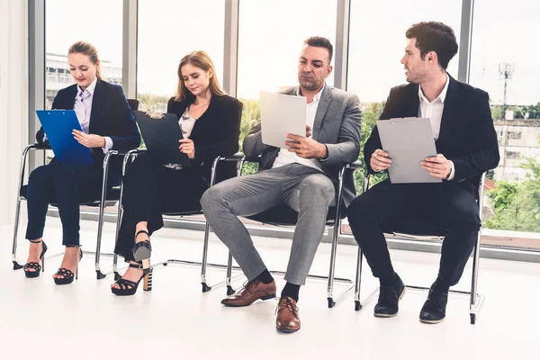 Zakenvrouwen en zakenlieden wachten op een interview. — Stockfoto