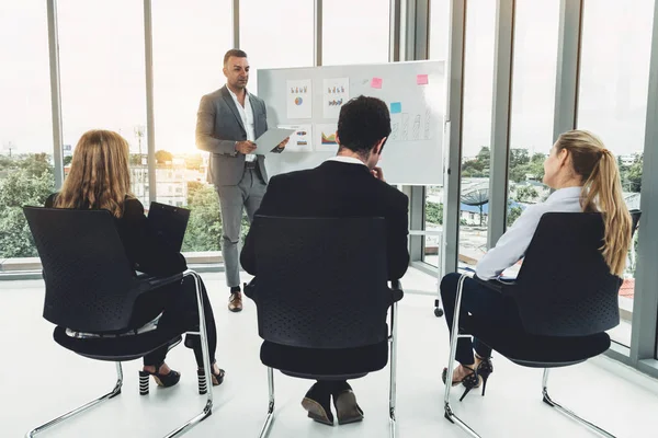 Empresarias y empresarios en reunión de grupo. — Foto de Stock