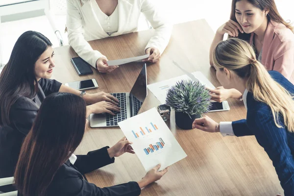 Businesswomen in Meeting, Laptop Computer on Table — Stock Photo, Image